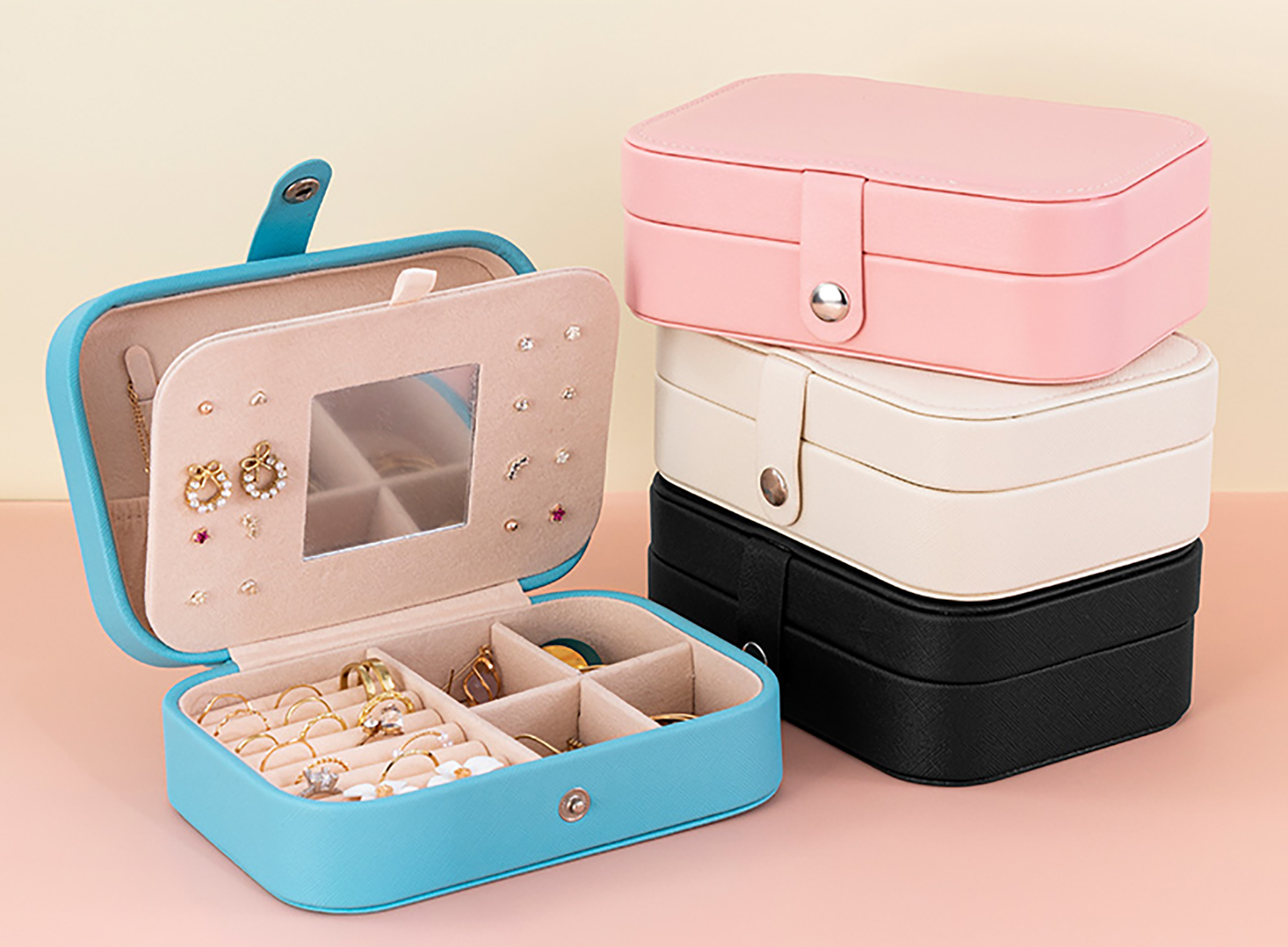 How to Pack Necklaces When Traveling – 4 Simple and Resourceful Methods